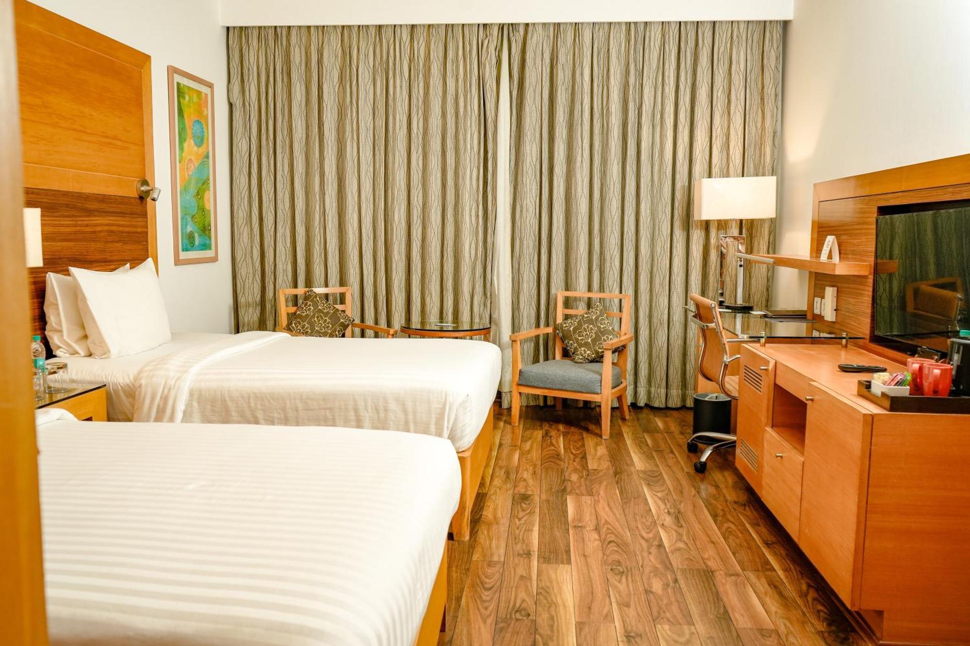 Courtyard By Marriott Gurugram Downtown होटल
