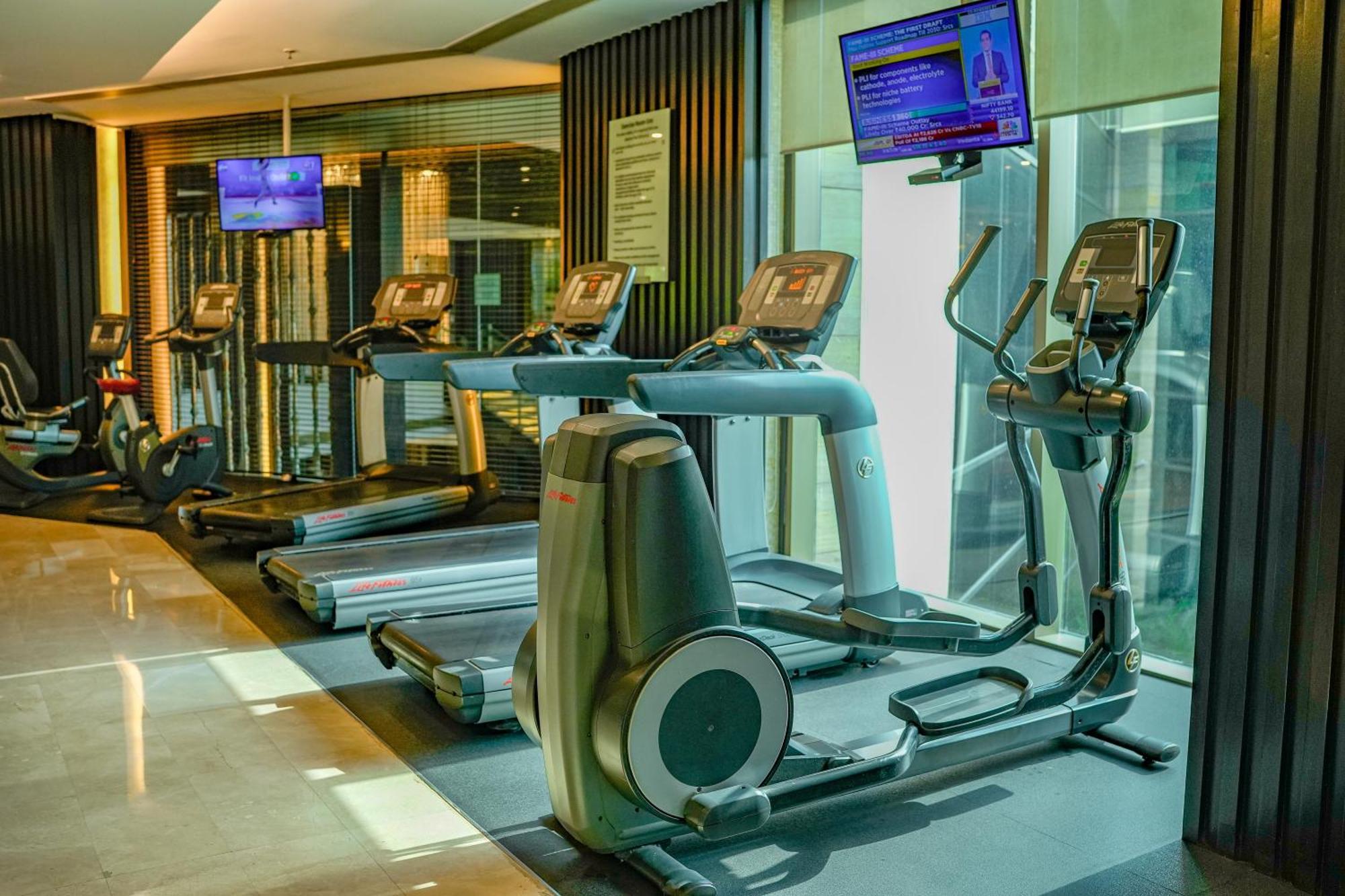 होटल Courtyard By Marriott Gurugram Downtown 5*