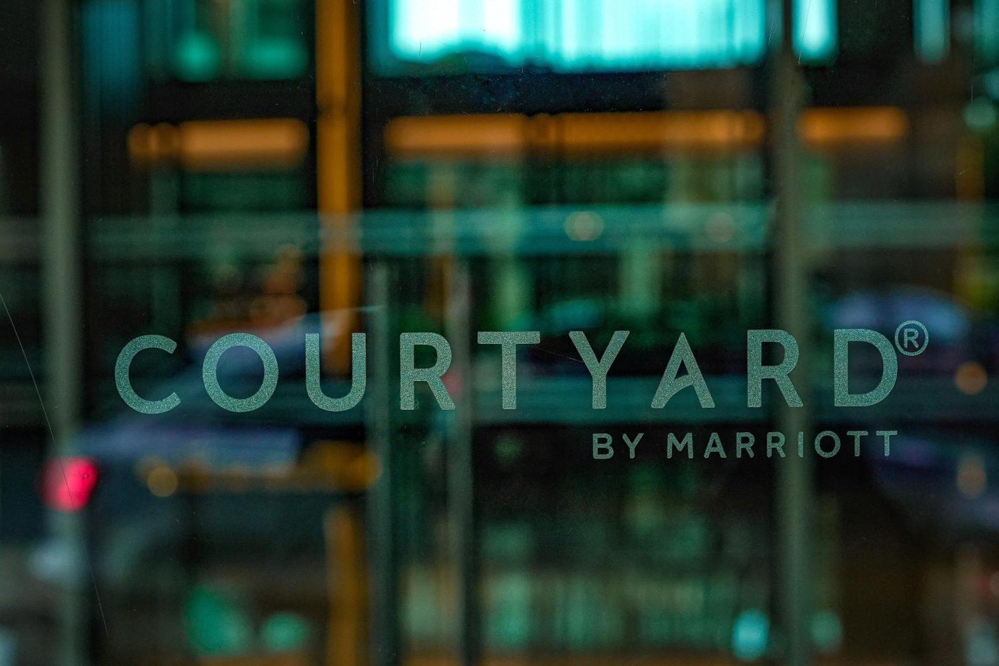 Courtyard By Marriott Gurugram Downtown होटल 5*