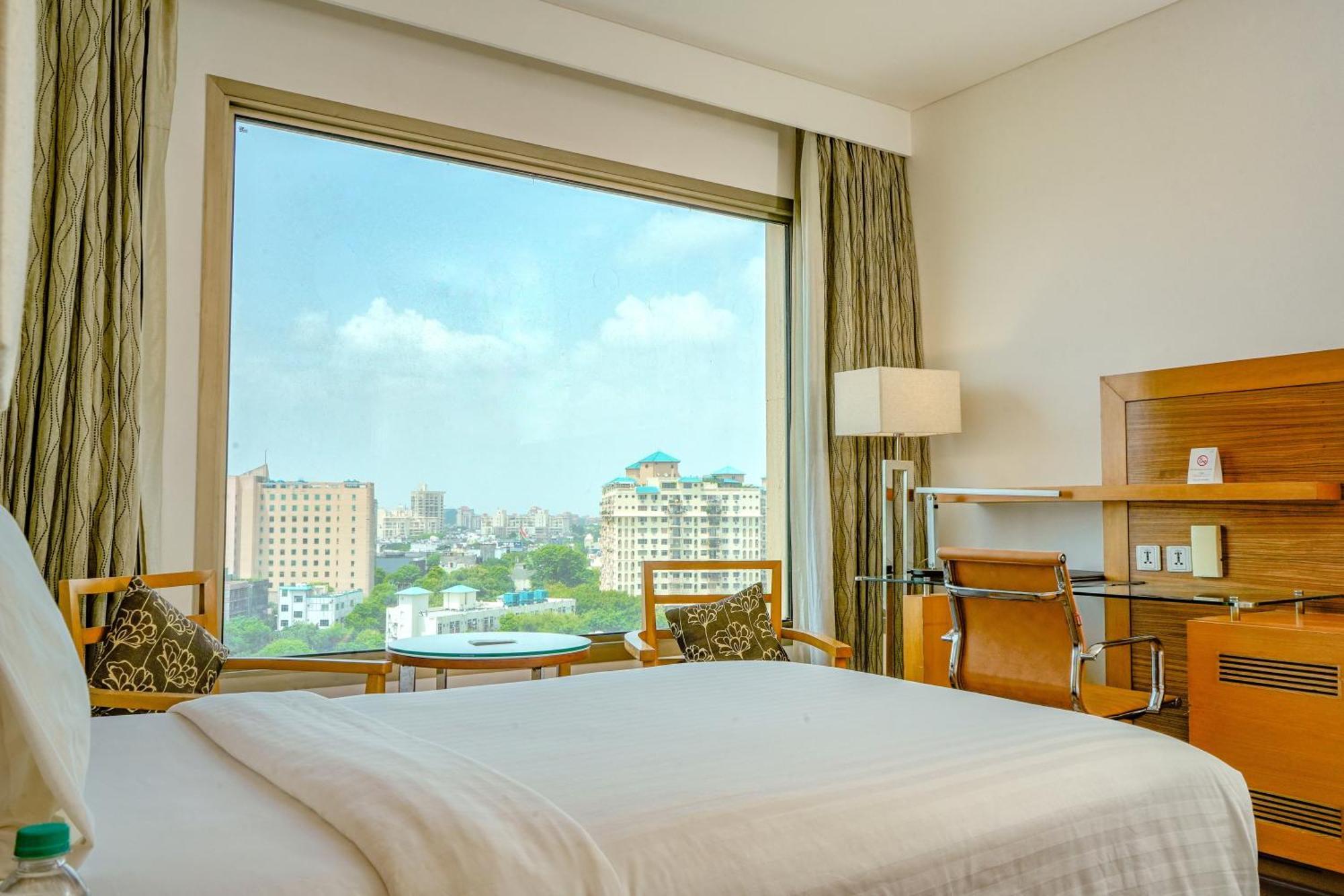 Courtyard By Marriott Gurugram Downtown होटल