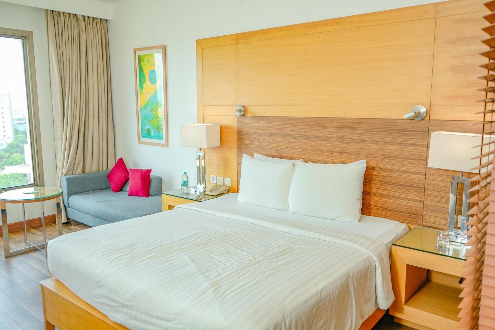Courtyard By Marriott Gurugram Downtown होटल