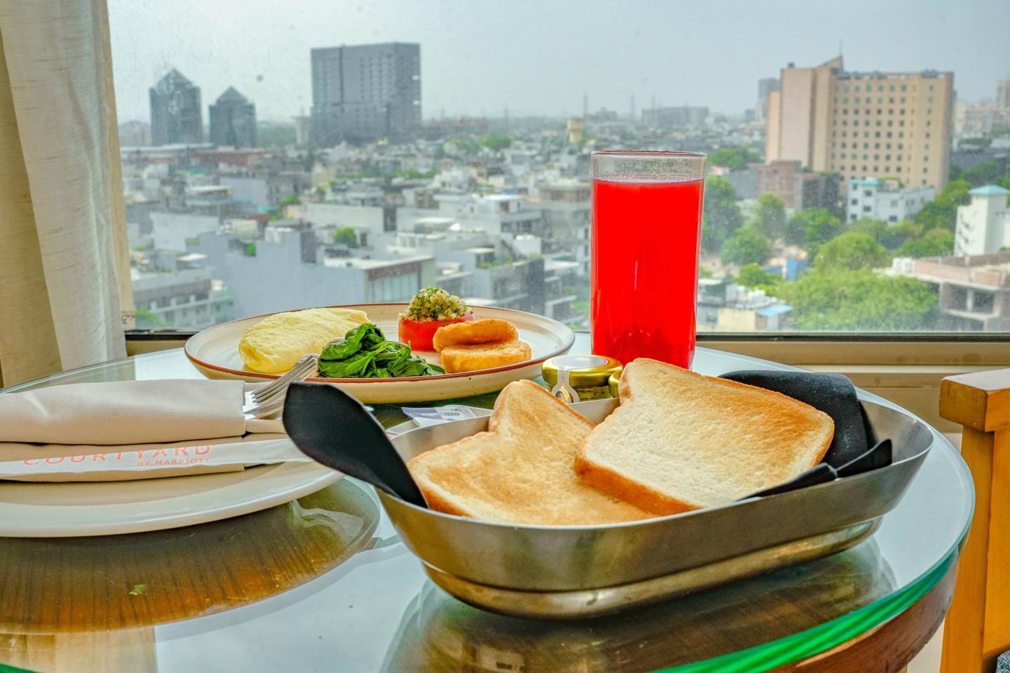 होटल Courtyard By Marriott Gurugram Downtown