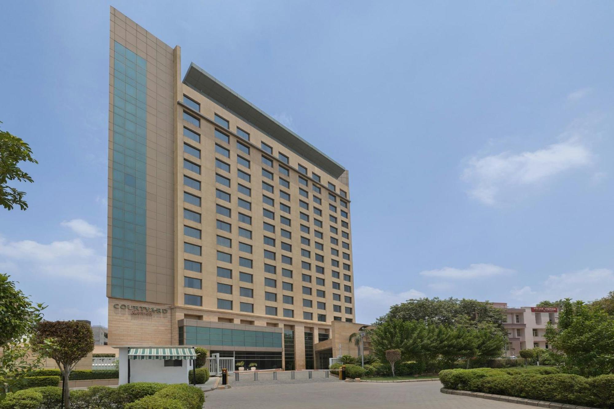 Courtyard By Marriott Gurugram Downtown होटल